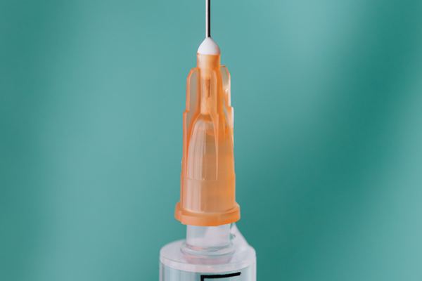 Disposable syringe with needle